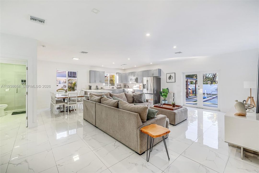 На продажу: $880,000 (5 спален, 4 ванн, 2246 Квадратных фут)