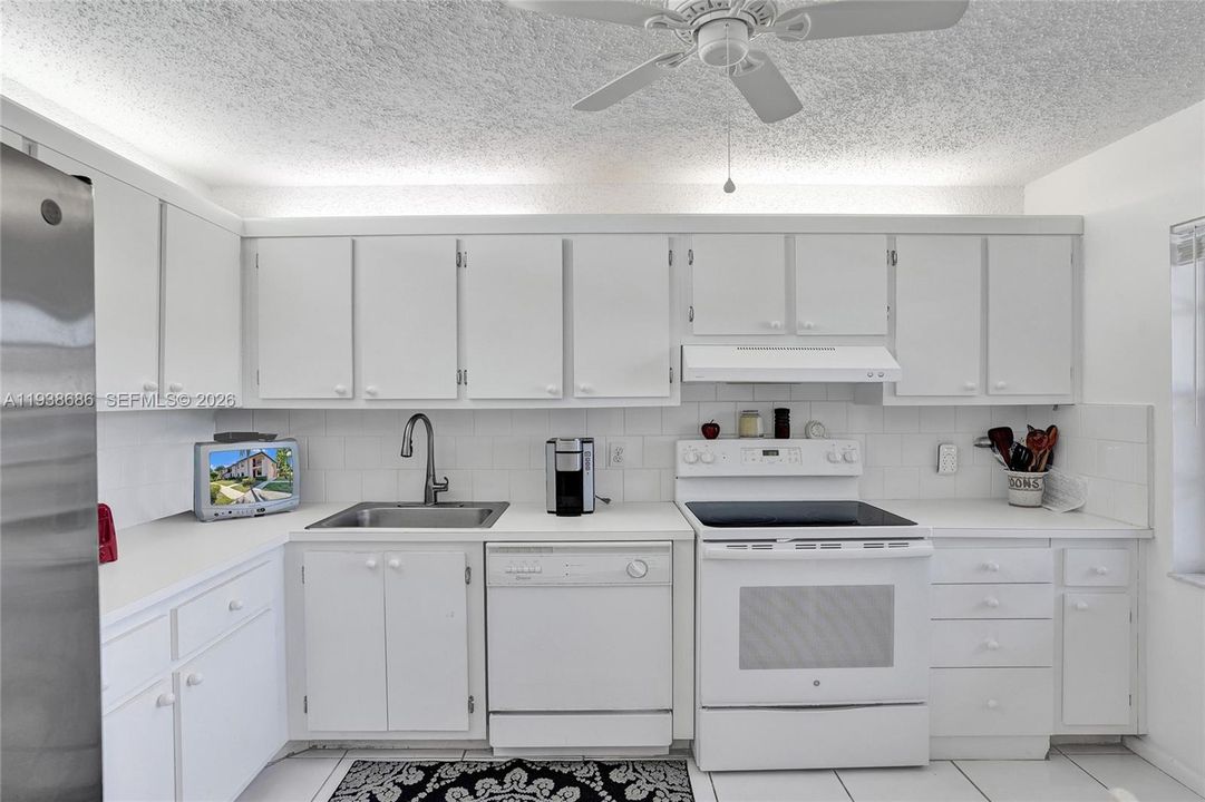 待售: $215,000 (2 贝兹, 2 浴室, 1216 平方英尺)