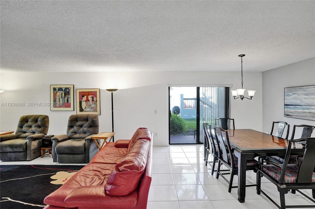 待售: $215,000 (2 贝兹, 2 浴室, 1216 平方英尺)