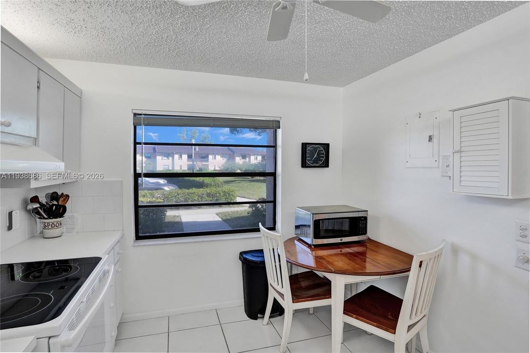 待售: $215,000 (2 贝兹, 2 浴室, 1216 平方英尺)