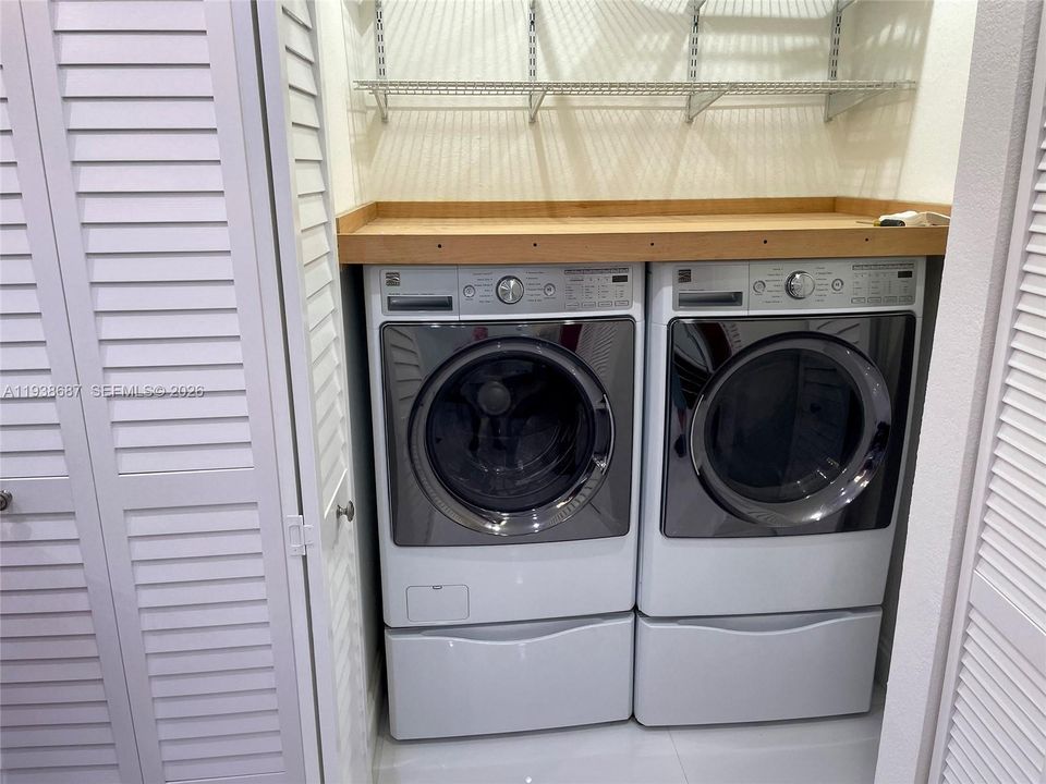 Active With Contract: $2,550 (2 beds, 1 baths, 1735 Square Feet)