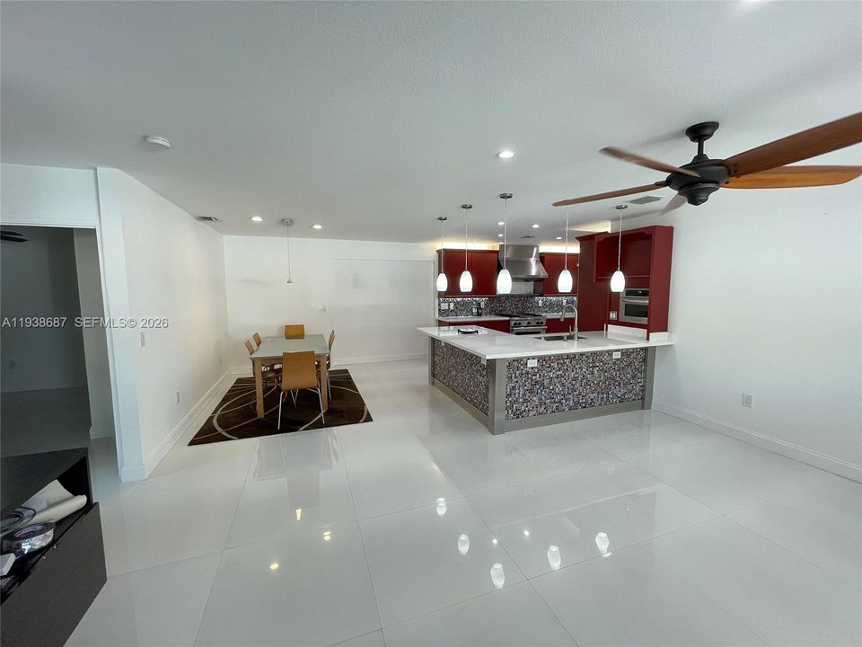 Active With Contract: $2,550 (2 beds, 1 baths, 1735 Square Feet)