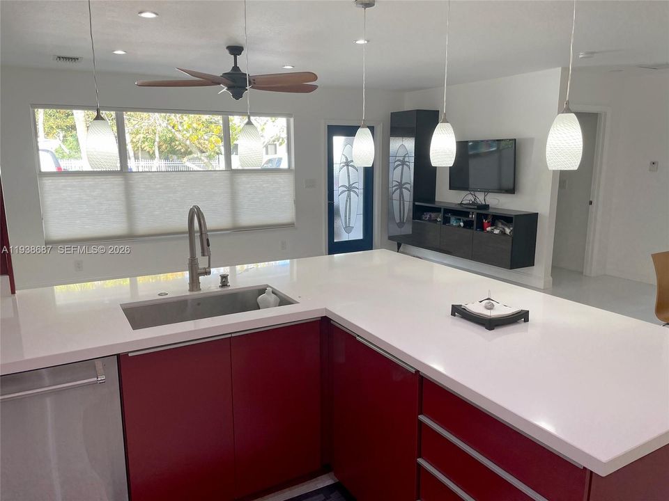 Active With Contract: $2,550 (2 beds, 1 baths, 1735 Square Feet)