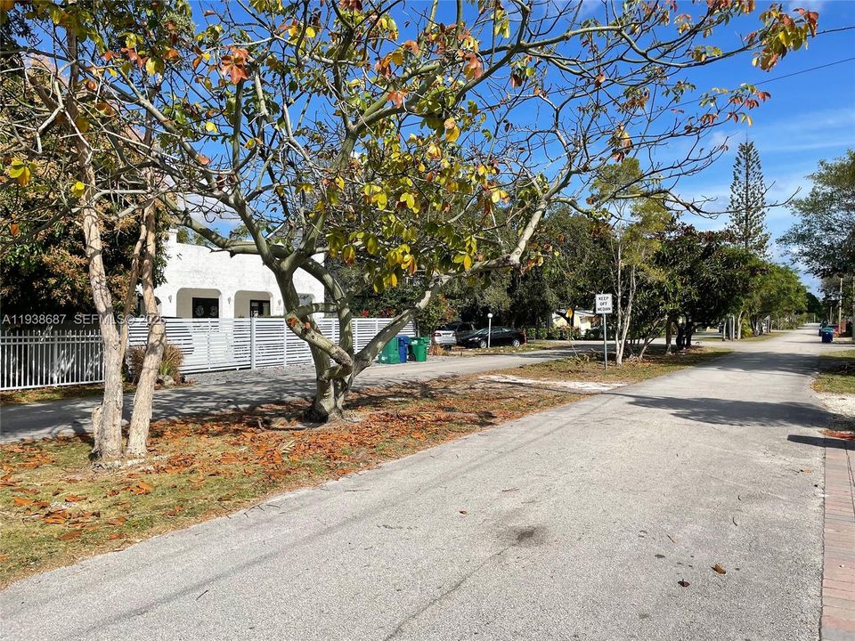 Active With Contract: $2,550 (2 beds, 1 baths, 1735 Square Feet)