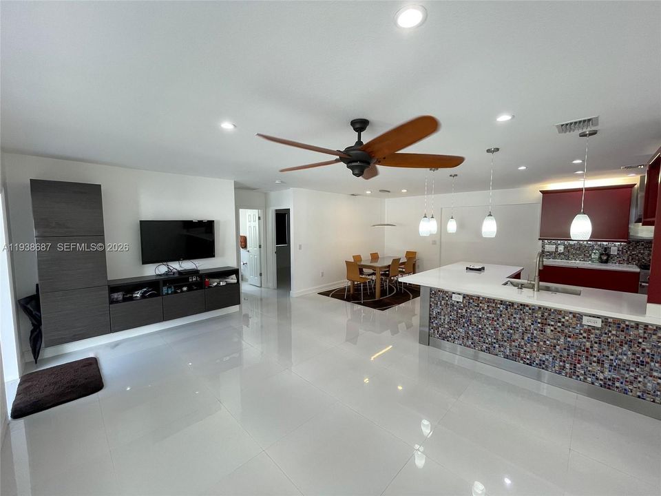 Active With Contract: $2,550 (2 beds, 1 baths, 1735 Square Feet)