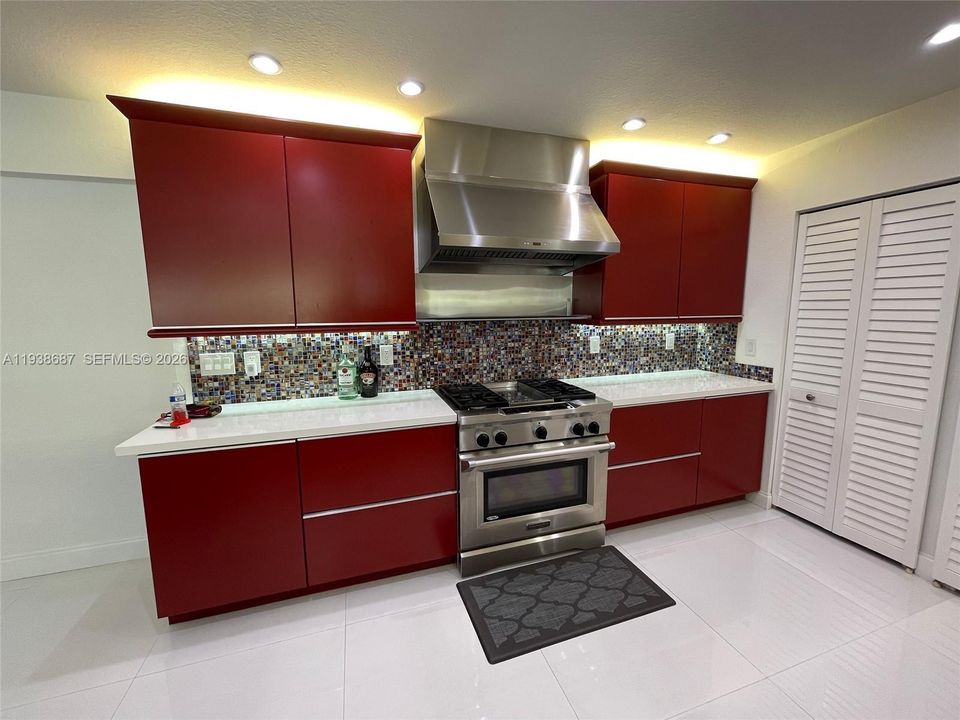 Active With Contract: $2,550 (2 beds, 1 baths, 1735 Square Feet)