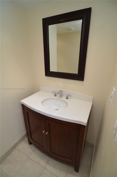 出租: $1,900 (1 贝兹, 1 浴室, 846 平方英尺)