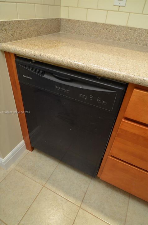 出租: $1,900 (1 贝兹, 1 浴室, 846 平方英尺)