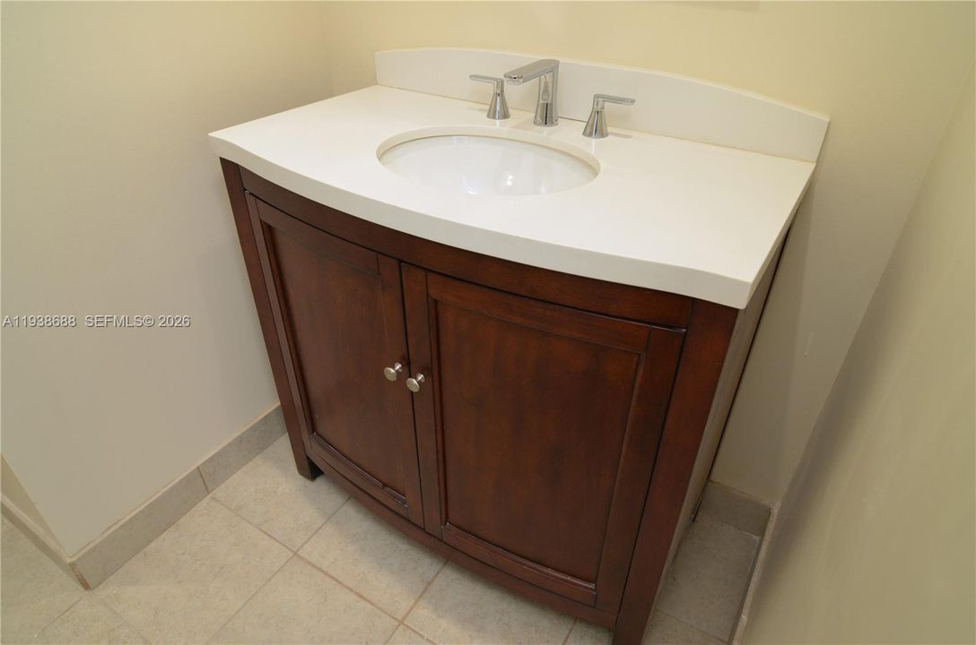 出租: $1,900 (1 贝兹, 1 浴室, 846 平方英尺)