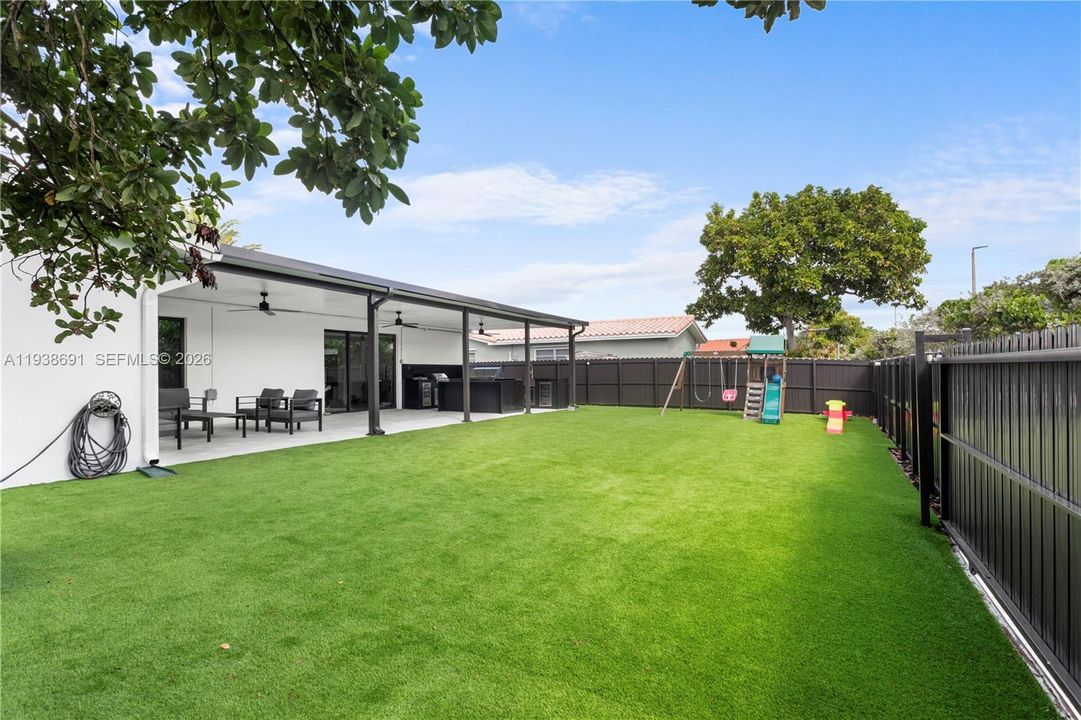 En Venta: $970,000 (4 camas, 3 baños, 2285 Pies cuadrados)