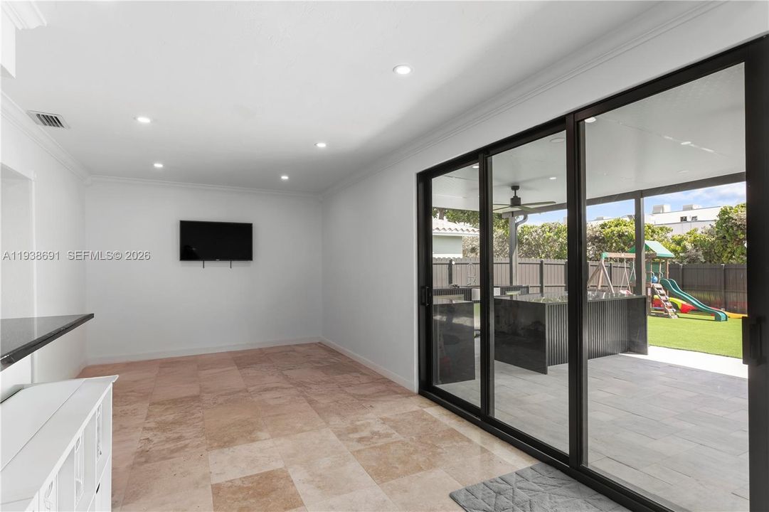 En Venta: $970,000 (4 camas, 3 baños, 2285 Pies cuadrados)