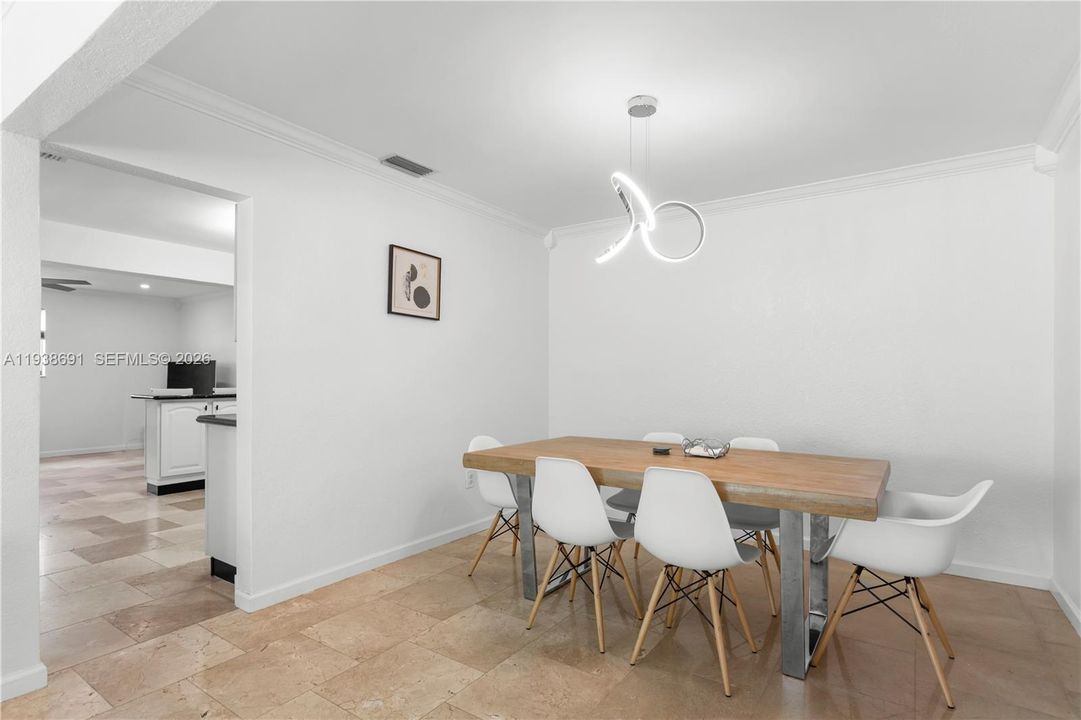 En Venta: $970,000 (4 camas, 3 baños, 2285 Pies cuadrados)