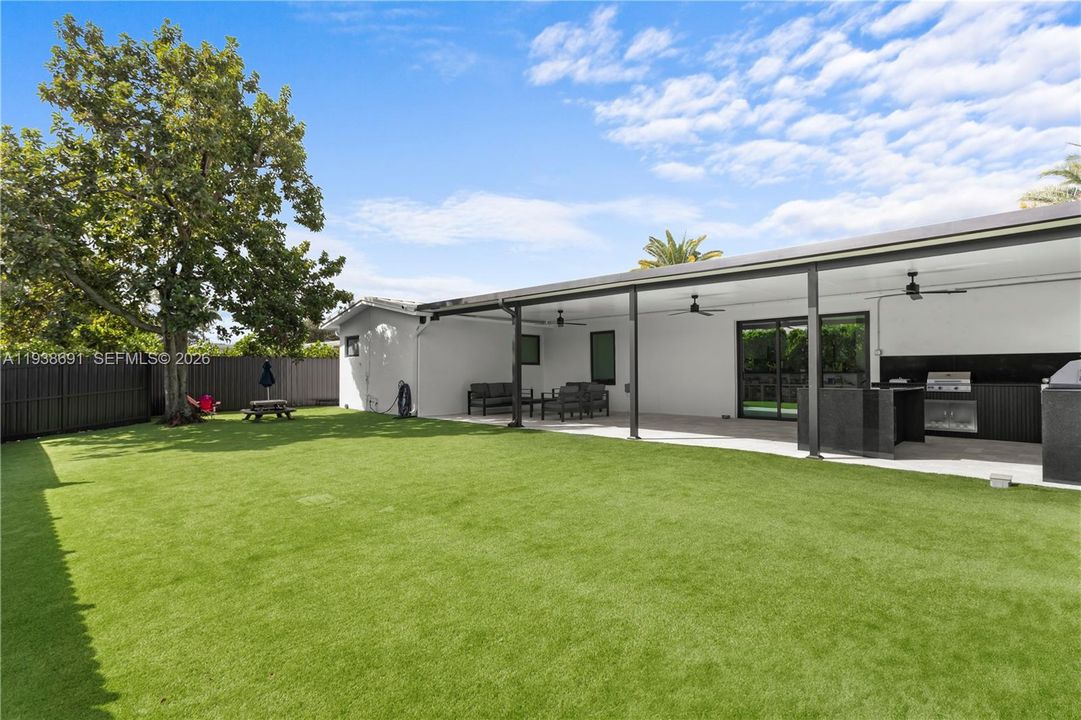 En Venta: $970,000 (4 camas, 3 baños, 2285 Pies cuadrados)