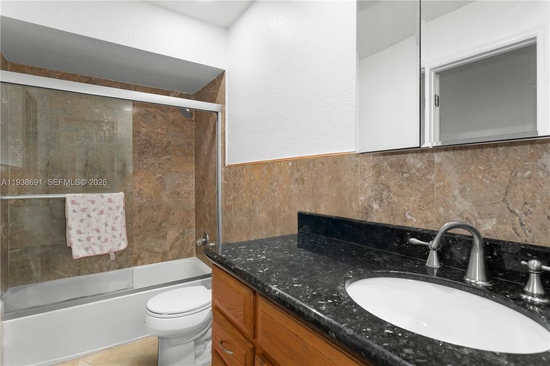 En Venta: $970,000 (4 camas, 3 baños, 2285 Pies cuadrados)