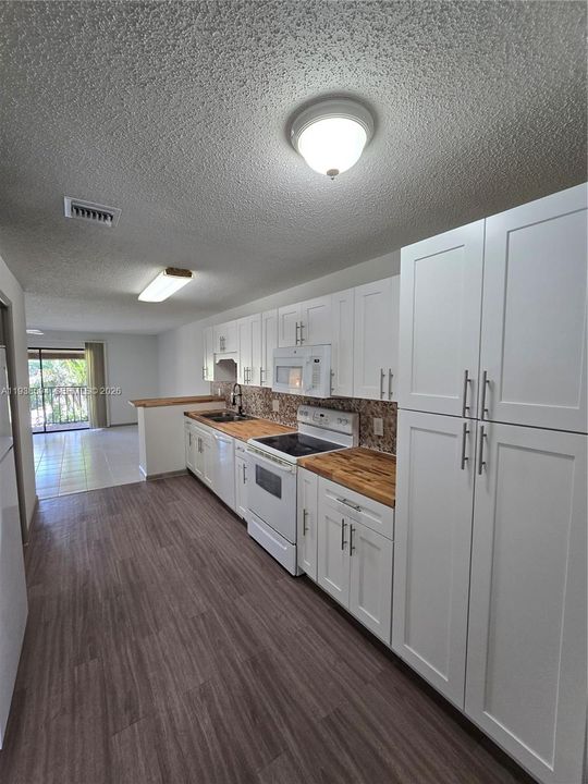 For Rent: $1,650 (1 beds, 1 baths, 840 Square Feet)