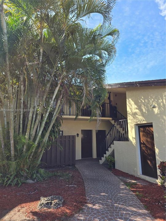 For Rent: $1,650 (1 beds, 1 baths, 840 Square Feet)