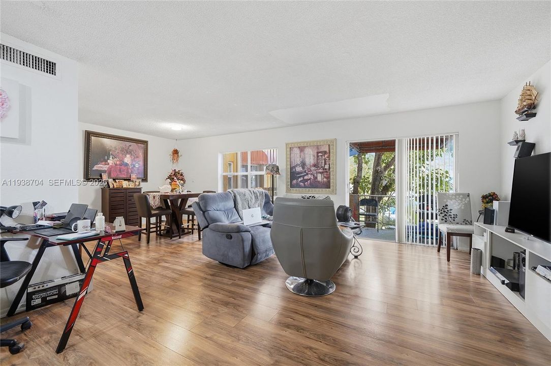 На продажу: $185,000 (2 спален, 2 ванн, 1376 Квадратных фут)