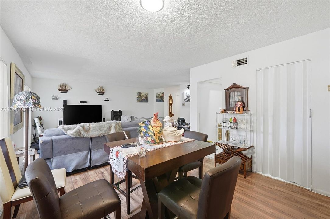 На продажу: $185,000 (2 спален, 2 ванн, 1376 Квадратных фут)