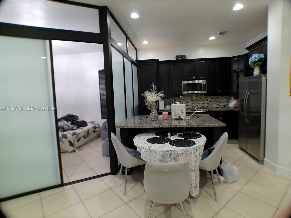 En Renta: $4,100 (3 camas, 2 baños, 2025 Pies cuadrados)