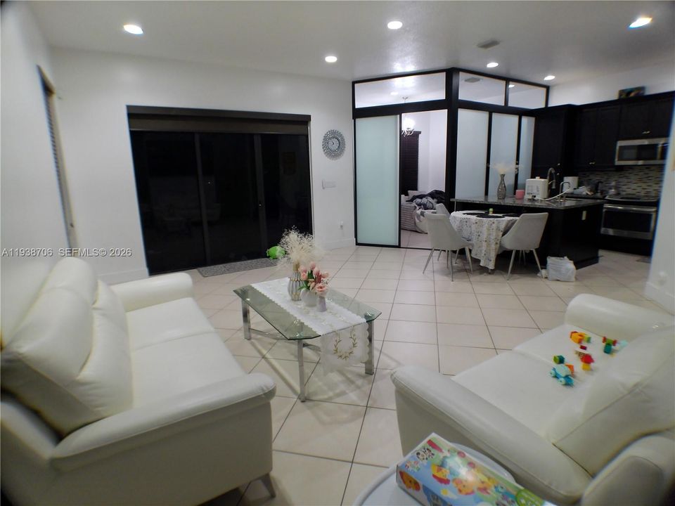 En Renta: $4,100 (3 camas, 2 baños, 2025 Pies cuadrados)