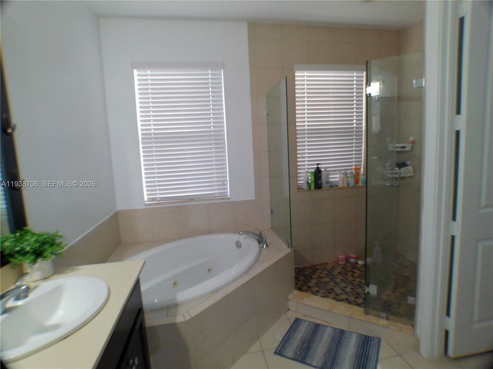 En Renta: $4,100 (3 camas, 2 baños, 2025 Pies cuadrados)