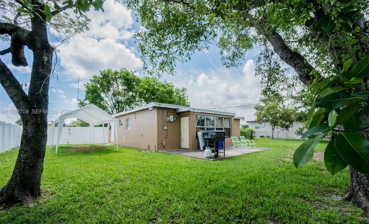 For Sale: $450,000 (3 beds, 2 baths, 1258 Square Feet)