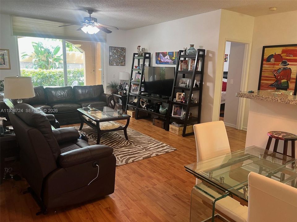 待售: $400,000 (2 贝兹, 2 浴室, 1180 平方英尺)