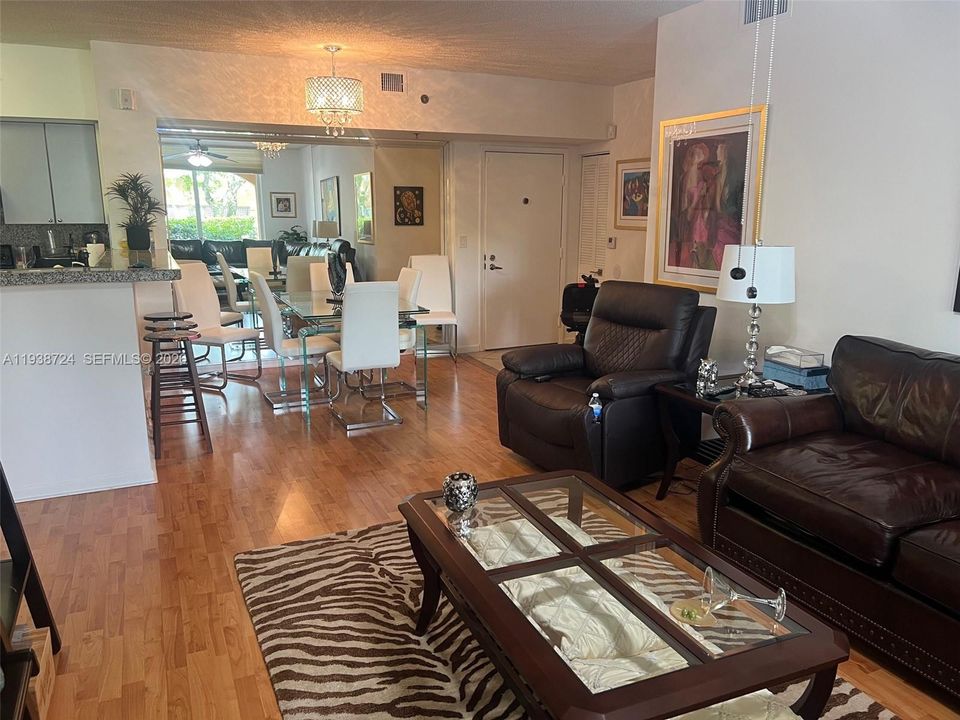 待售: $400,000 (2 贝兹, 2 浴室, 1180 平方英尺)