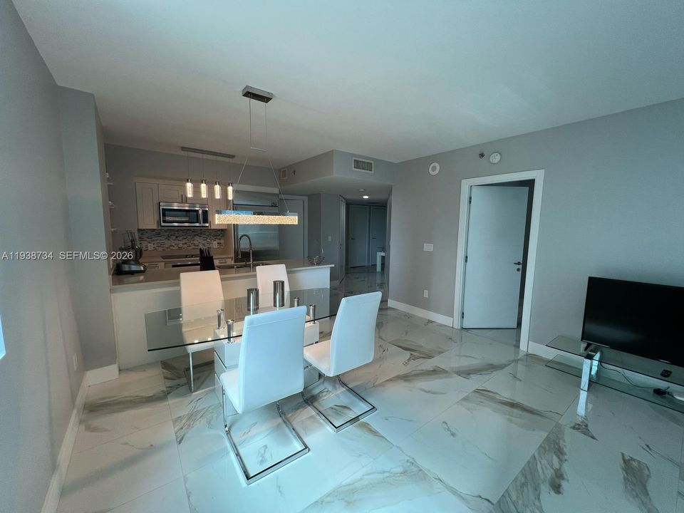 待售: $590,000 (2 贝兹, 2 浴室, 1200 平方英尺)