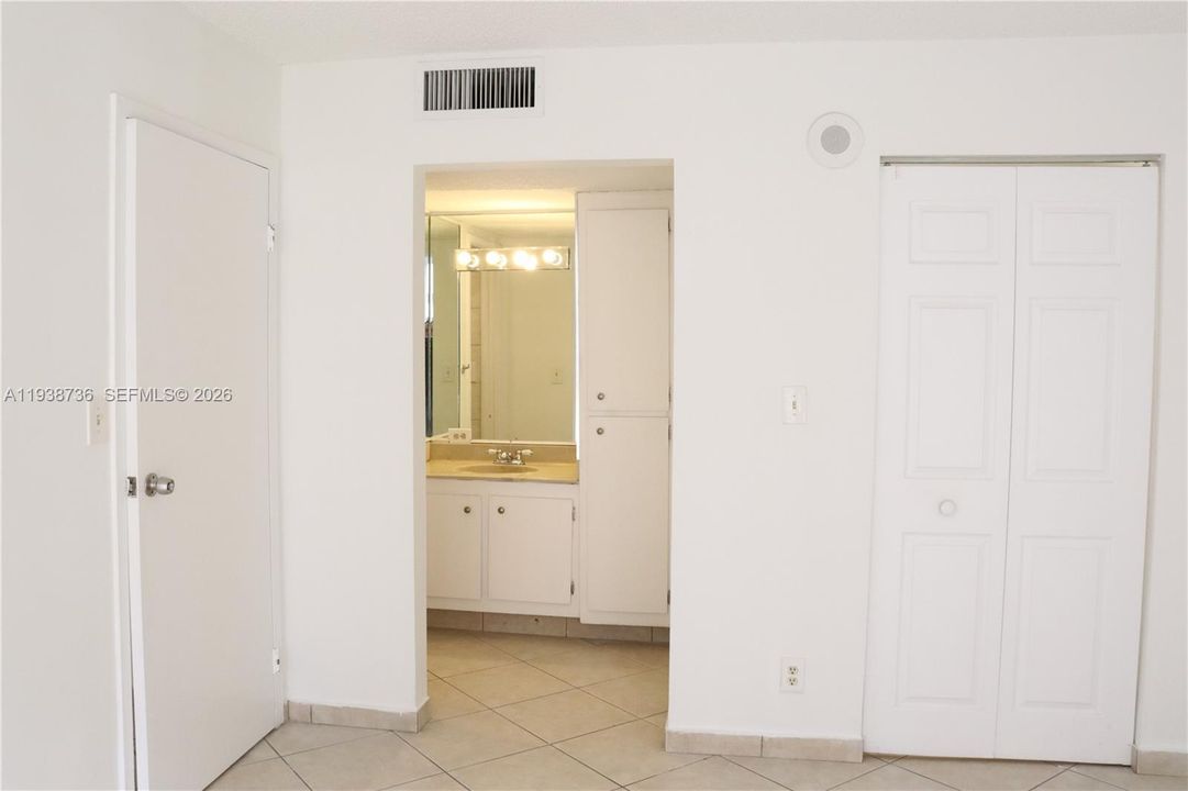 For Sale: $235,000 (1 beds, 1 baths, 767 Square Feet)