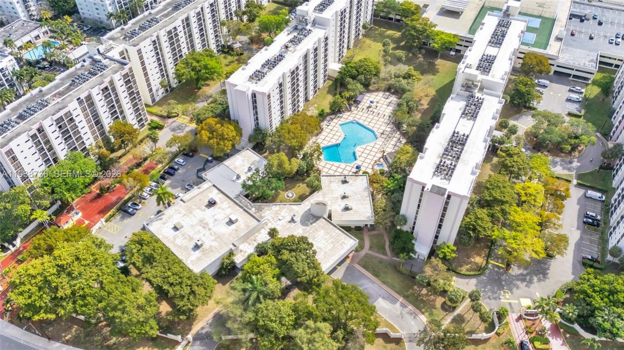 For Sale: $225,000 (1 beds, 1 baths, 767 Square Feet)