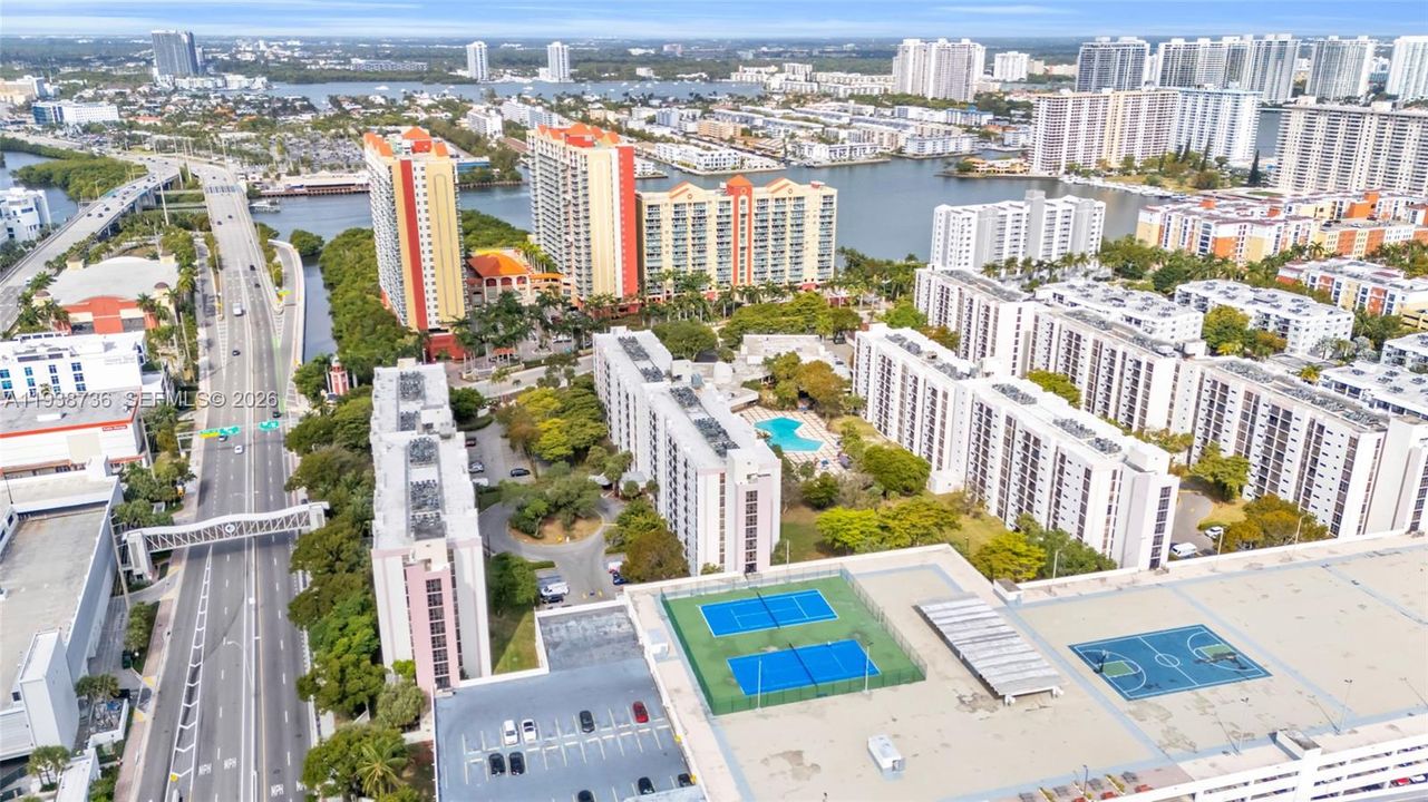 For Sale: $225,000 (1 beds, 1 baths, 767 Square Feet)