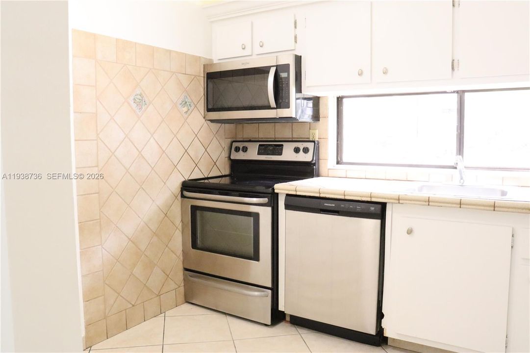 For Sale: $235,000 (1 beds, 1 baths, 767 Square Feet)