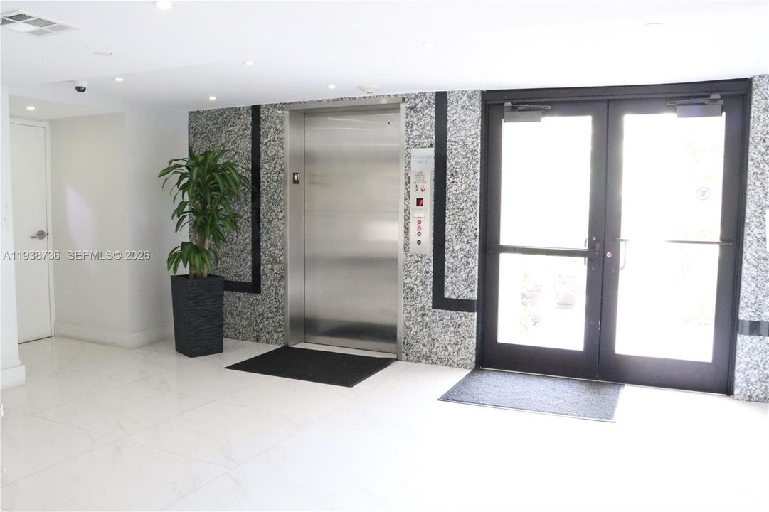 For Sale: $235,000 (1 beds, 1 baths, 767 Square Feet)