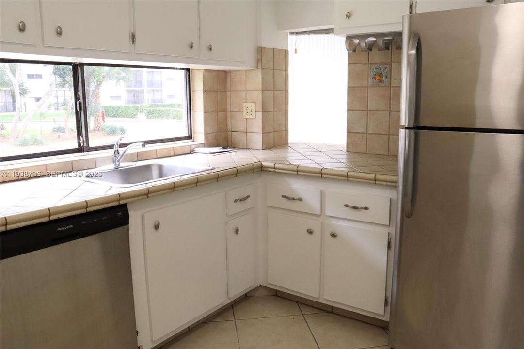 For Sale: $235,000 (1 beds, 1 baths, 767 Square Feet)