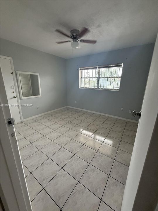 For Sale: $249,000 (2 beds, 1 baths, 832 Square Feet)