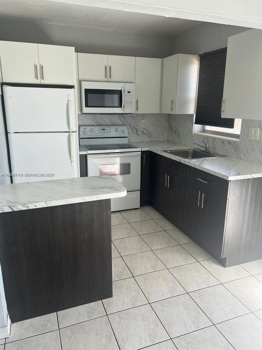 For Sale: $249,000 (2 beds, 1 baths, 832 Square Feet)