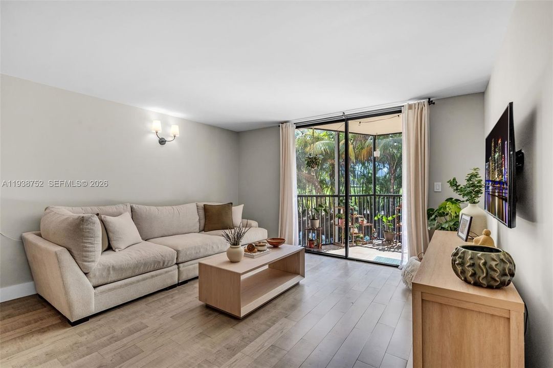 For Sale: $235,000 (1 beds, 1 baths, 1000 Square Feet)