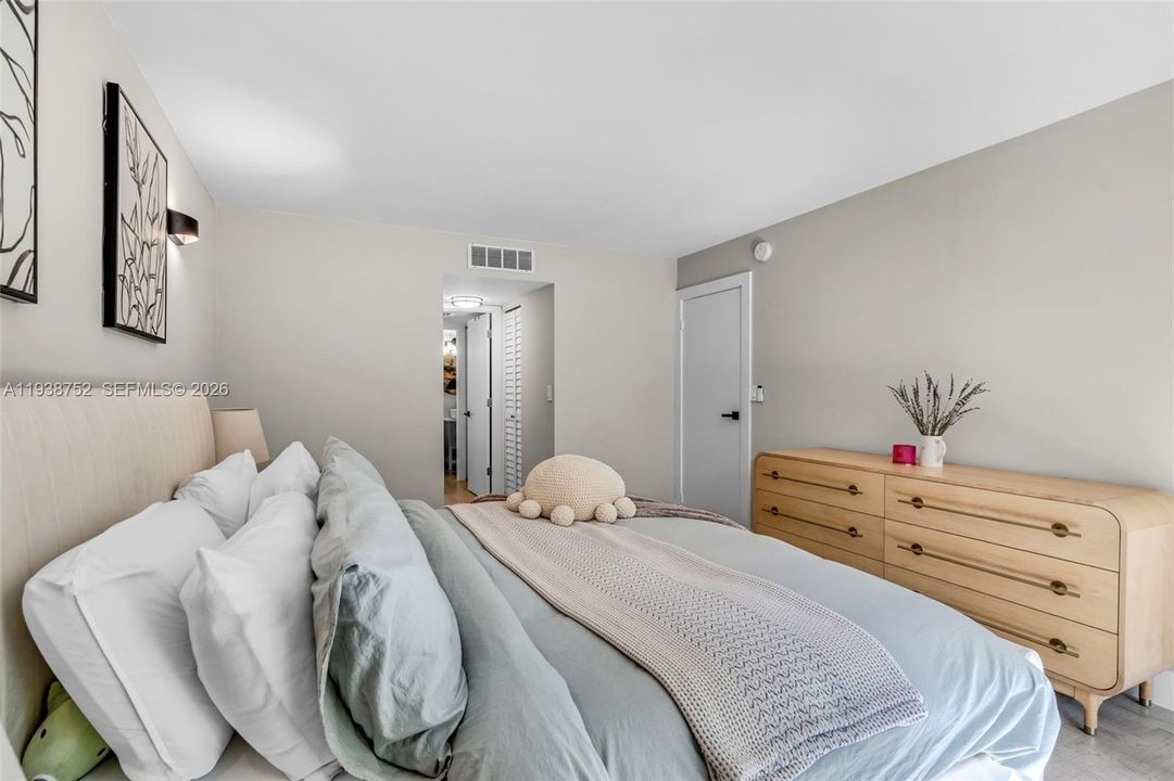 For Sale: $235,000 (1 beds, 1 baths, 1000 Square Feet)