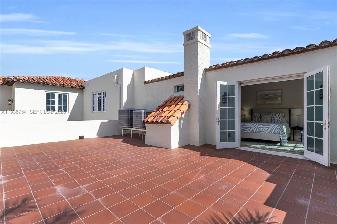 待售: $5,950,000 (5 贝兹, 5 浴室, 5090 平方英尺)