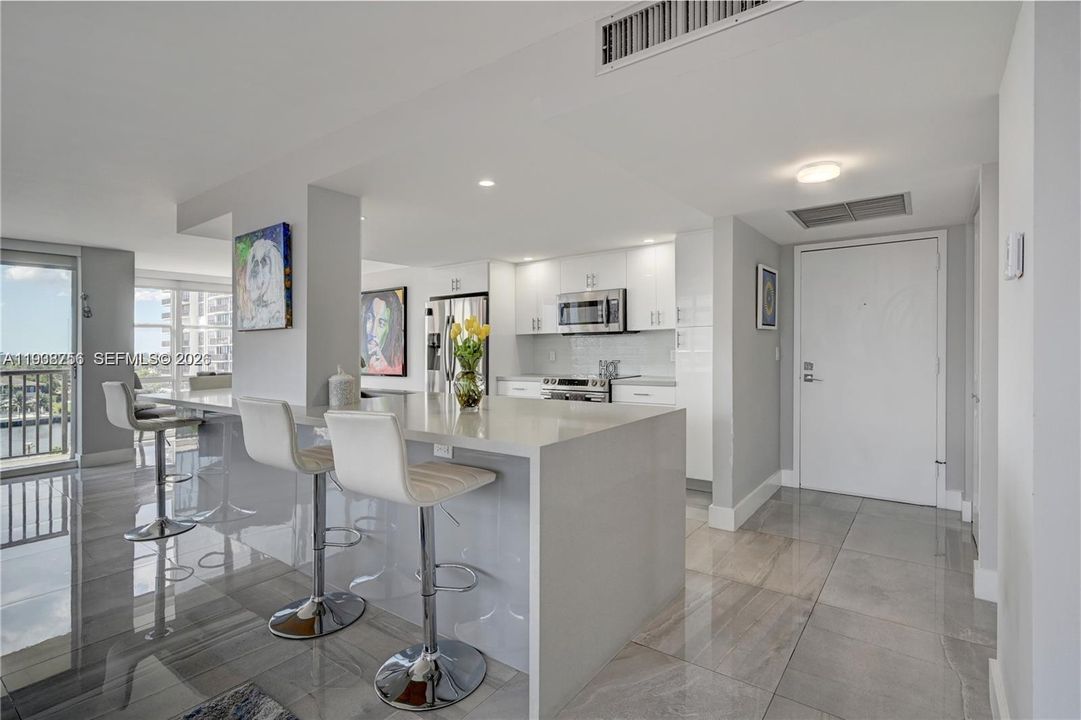 En Venta: $649,000 (2 camas, 2 baños, 1360 Pies cuadrados)