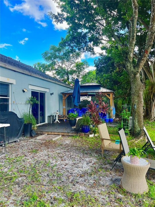 For Sale: $530,000 (3 beds, 2 baths, 1077 Square Feet)