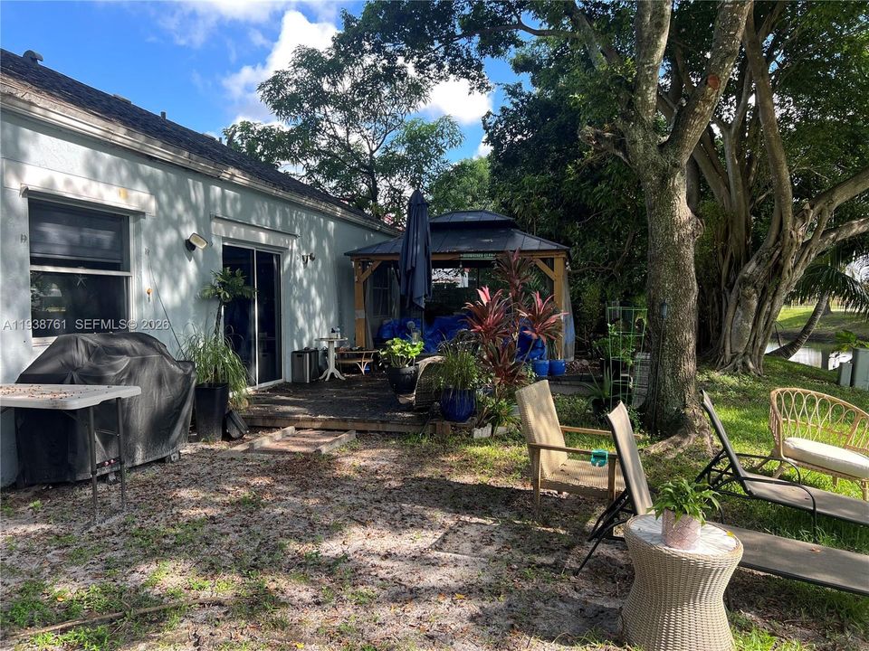 For Sale: $530,000 (3 beds, 2 baths, 1077 Square Feet)