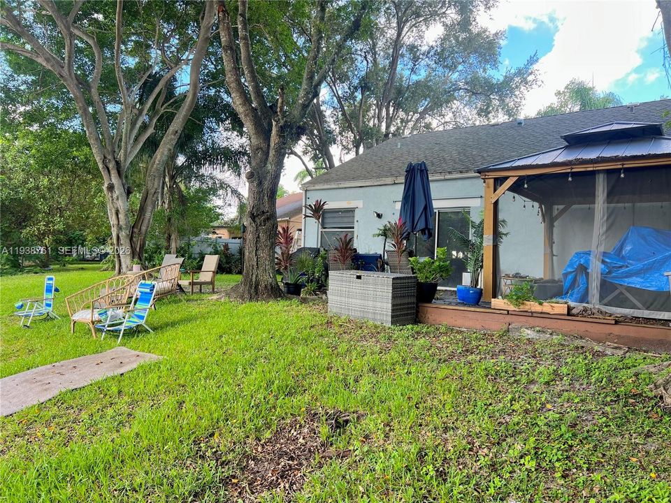 For Sale: $530,000 (3 beds, 2 baths, 1077 Square Feet)