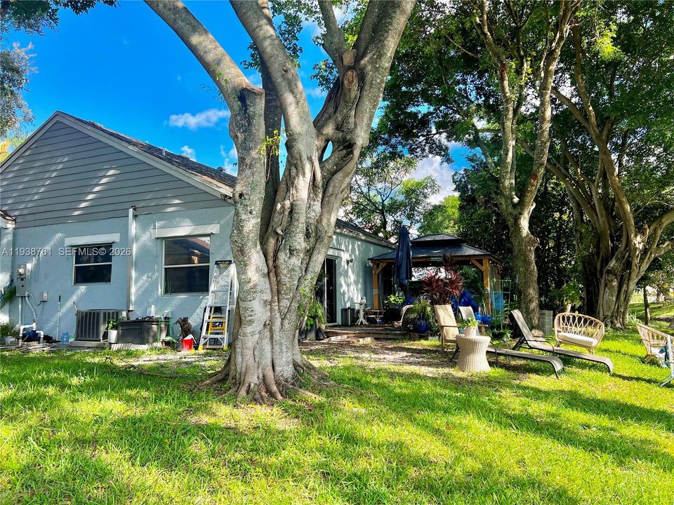 For Sale: $530,000 (3 beds, 2 baths, 1077 Square Feet)