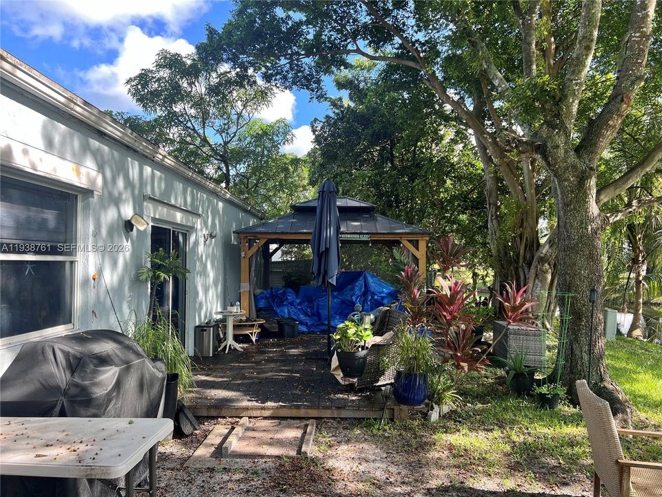 For Sale: $530,000 (3 beds, 2 baths, 1077 Square Feet)