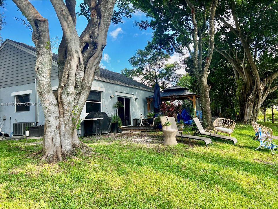 For Sale: $530,000 (3 beds, 2 baths, 1077 Square Feet)