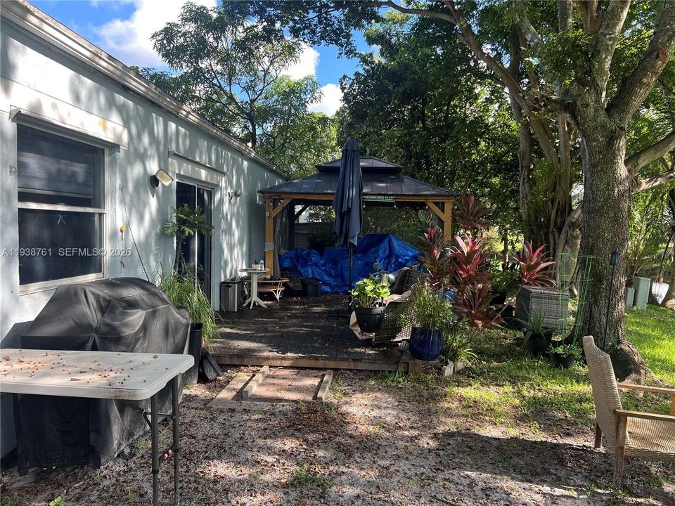 For Sale: $530,000 (3 beds, 2 baths, 1077 Square Feet)