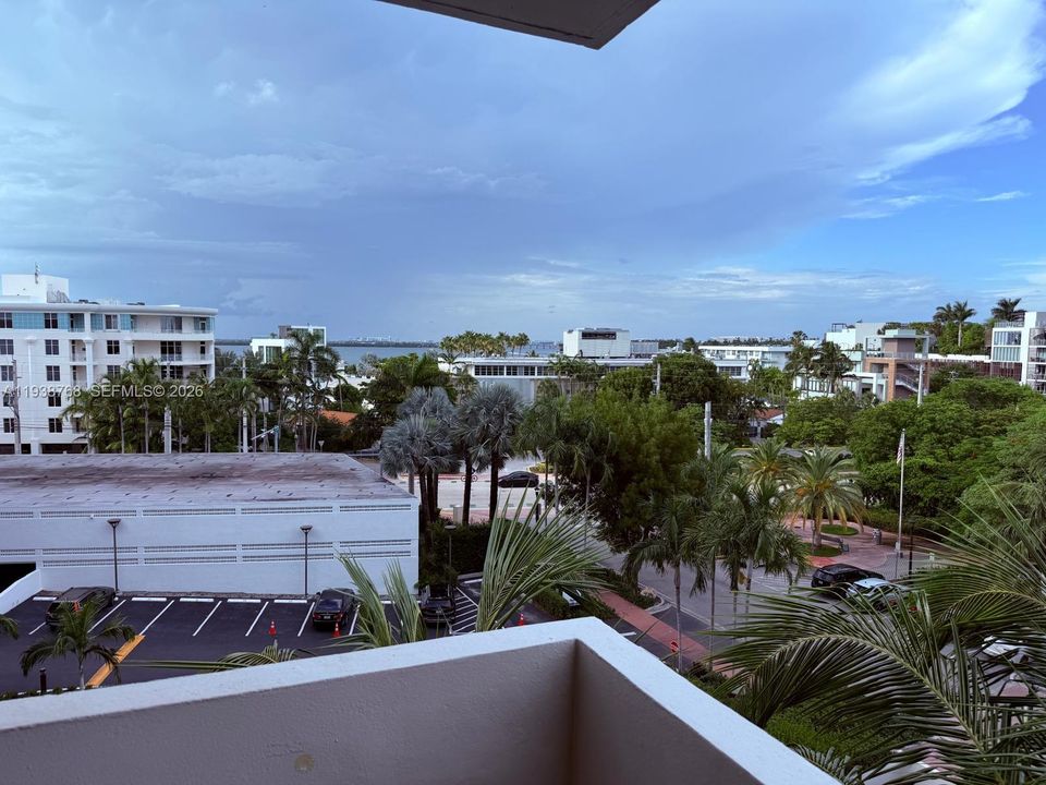 出租: $4,300 (1 贝兹, 1 浴室, 985 平方英尺)