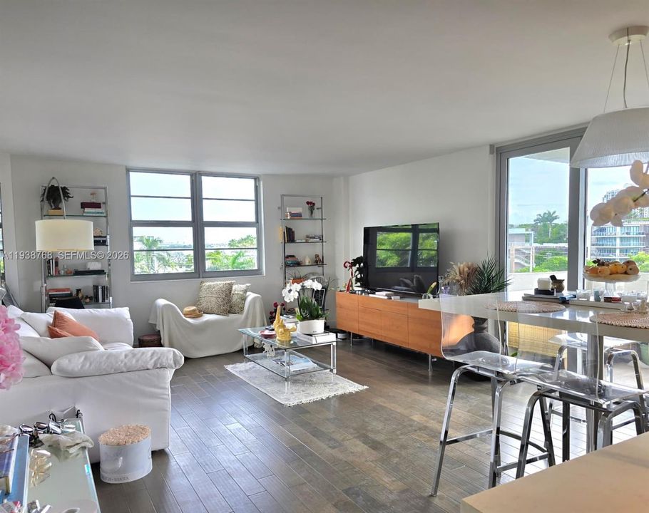 出租: $4,300 (1 贝兹, 1 浴室, 985 平方英尺)